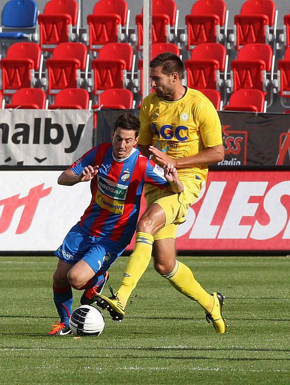 Ve 3. kole Gambrinus ligy se úřadující mistr dočkal prvního vítězství. Viktoria díky dvěma brankám ve druhém poločase zdolala Teplice 2:0.