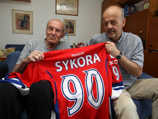 Vlastimil Sýkora (vlevo) spolu se synem Markem  ukazují dres, který uznávaný trenér dostal k svému životnímu jubileu