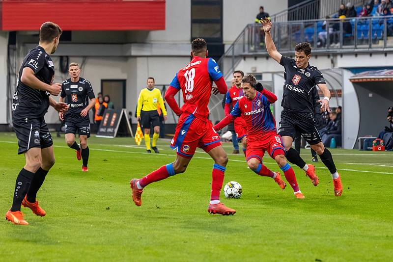 Fotbalisté Viktorie Plzeň podlehli na úvod ligového jara doma nečekaně Hradci Králové 1:2.