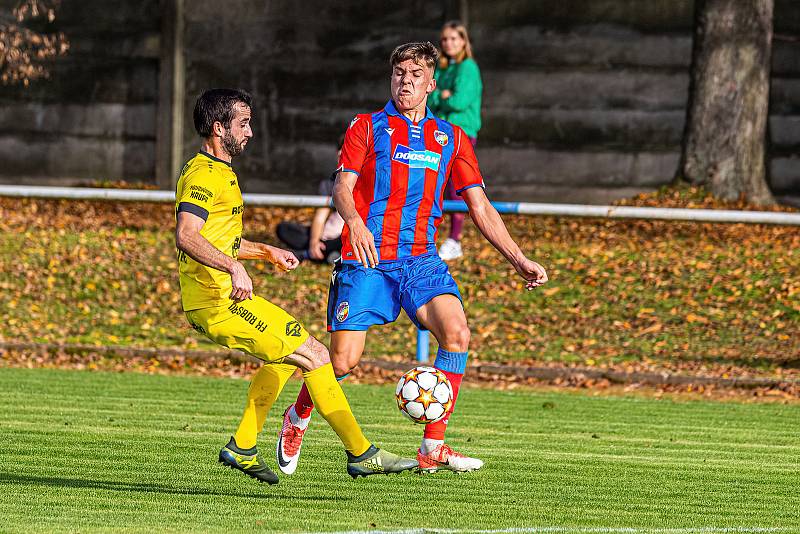 13. kolo FORTUNA ČFL, skupina A: FK ROBSTAV Přeštice (na snímku fotbalisté ve žlutých dresech) - FC Viktoria Plzeň B 1:2 (1:1).