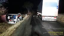 Střet kamionu a osobního auta u Lochousic.