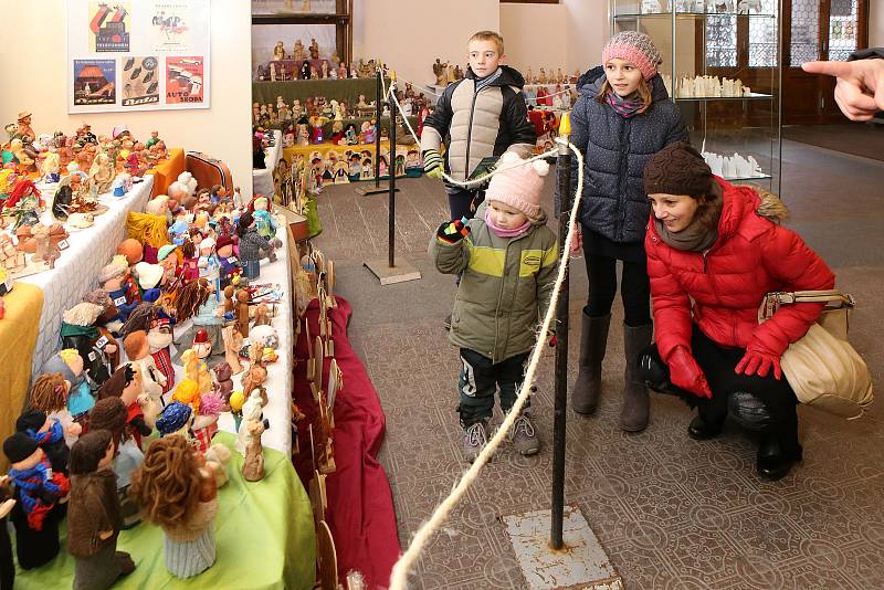 Velký plzeňský betlém se díky figurkám vyráběným Plzeňany i lidmi z okolí stále zvětšuje.