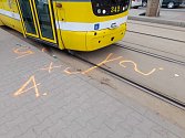 K vážné nehodě došlo v pondělí před druhou hodinou odpoledne na náměstí Míru v Plzni, kde tramvaj srazila chodkyni.