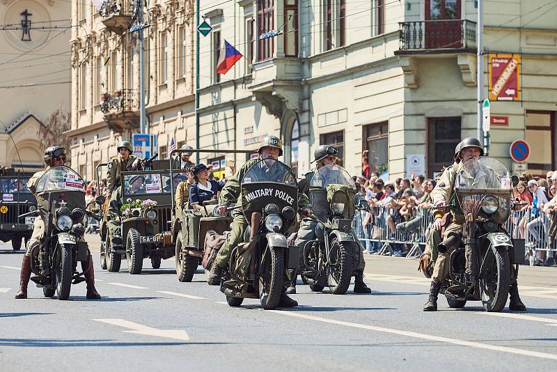 Konvoj svobody s více než 250 historickými vojenskými vozidly projel v neděli centrem města a zakončil letošní Slavnosti svobody. Přehlídky si zúčastnili i tři američtí a dva belgičtí účastníci osvobození v roce 1945, kterým mávaly tisíce lidí.