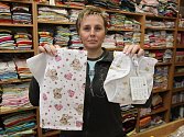 Látkové pleny a kalhotky nabízí Věra Jarošová z prodejny U Krtečka. Kromě nich existují     i speciální látkové plenkové kalhotky, které směle konkurují těm jednorázovým