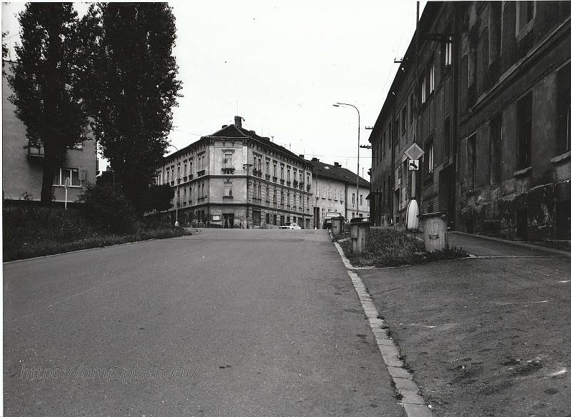 Doubravecká, Chrástecká, Stará cesta a Zábělská ulice.