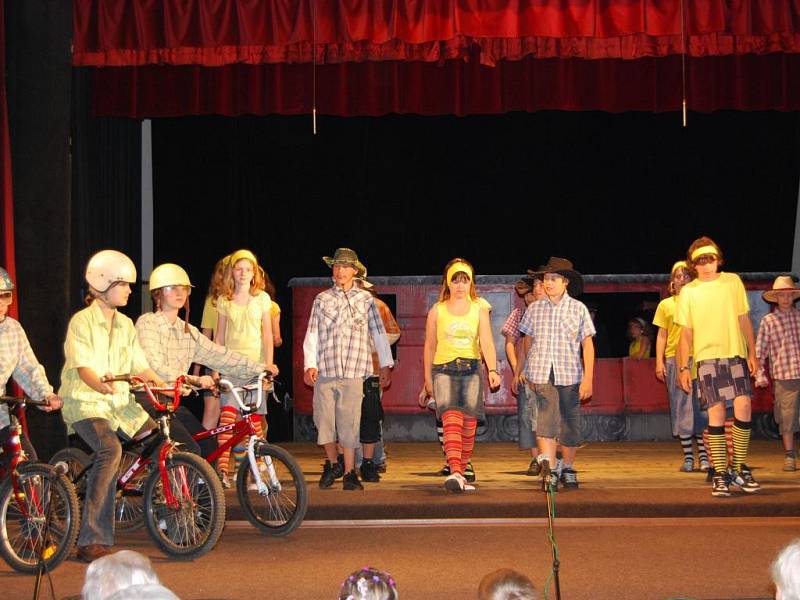 Žáci základní školy Kralovice zahráli muzikál Rebelové.