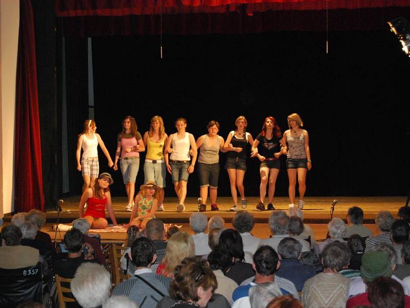 Žáci základní školy Kralovice zahráli muzikál Rebelové.