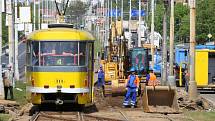 Na trase 1 a 4 jezdí tramvaje v úseku od rondelu ke křižovatce s Lidickou ulicí po jednokolejce