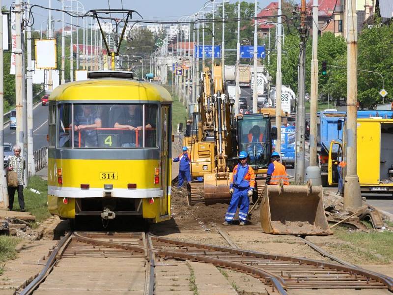 Na trase 1 a 4 jezdí tramvaje v úseku od rondelu ke křižovatce s Lidickou ulicí po jednokolejce