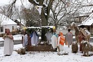 Slaměný betlém s figurami velikosti lidských postav připravují každoročně v malé obci Číčov na jižním Plzeňsku.