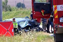 K tragické nehodě došlo dnes na okraji obce Tymákov na Plzeňsku. Střetlo se tam osobní auto s nákladním. Řidič osobního bohužel srážku nepřežil. Silnice mezi Tymákovem a Sedlecem byla uzavřena.