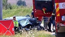 K tragické nehodě došlo dnes na okraji obce Tymákov na Plzeňsku. Střetlo se tam osobní auto s nákladním. Řidič osobního bohužel srážku nepřežil. Silnice mezi Tymákovem a Sedlecem byla uzavřena.