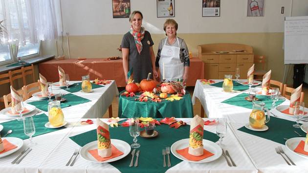 Na vaření pro listopadovou soutěž spolupracovaly mimo jiné mistrová soukromé hotelovky Zuzana Vojáčková (vlevo) a Marcela Špánková z Mamma Help centra
