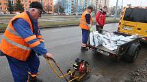 Pracovníci SÚS opravují výmoly v Gerské ulici v Plzni