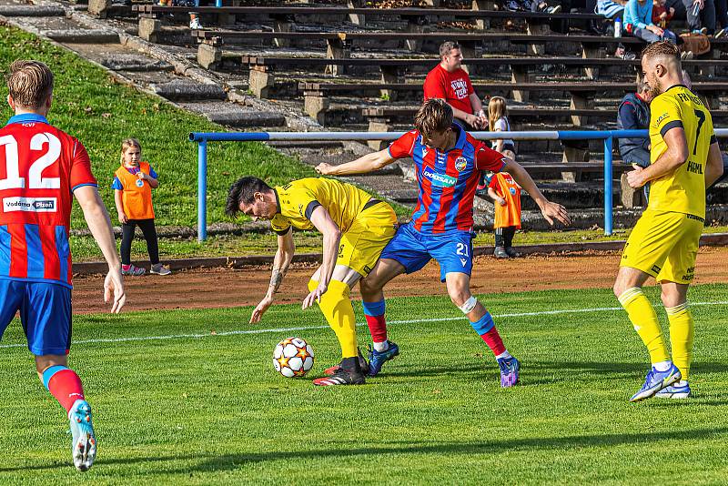 13. kolo FORTUNA ČFL, skupina A: FK ROBSTAV Přeštice (na snímku fotbalisté ve žlutých dresech) - FC Viktoria Plzeň B 1:2 (1:1).