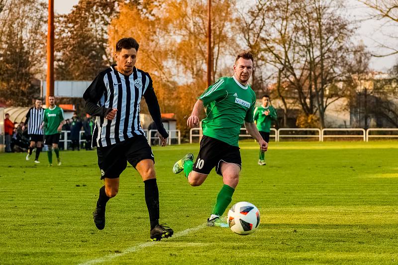 15. kolo I. A třídy: SK Smíchov Plzeň - FC Rokycany B (na snímku fotbalisté v zelených dresech) 4:2 (2:0).