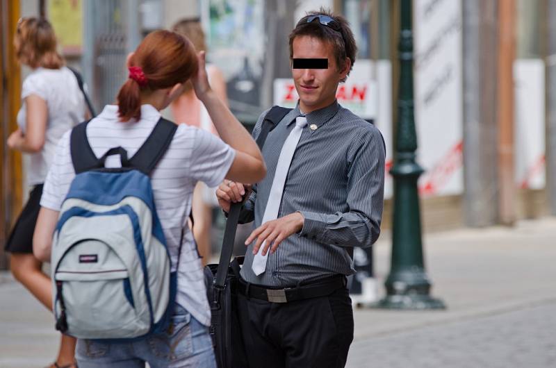 Pouliční prodejci v centru Plzně přesvědčují kolemjdoucí, aby koupili nabízené zboží. Někdo si obchodníky vyslechne.