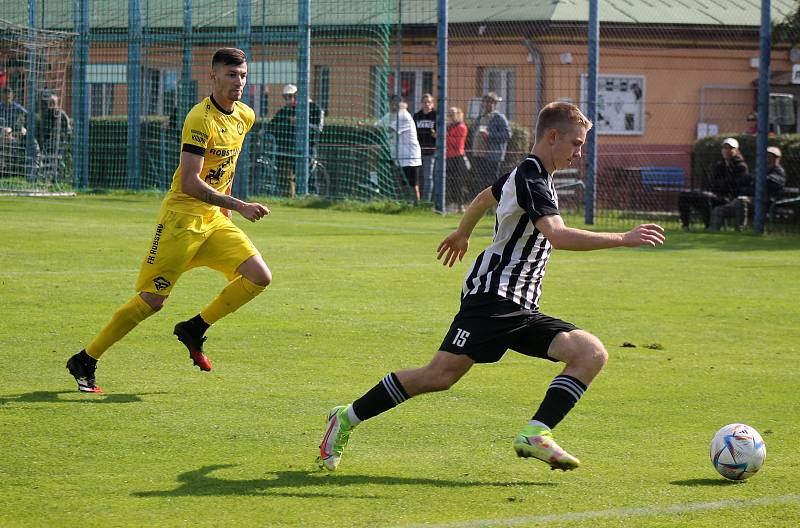 8. kolo FORTUNA ČFL, skupina A: FK Admira Praha - FK ROBSTAV Přeštice (na snímku fotbalisté ve žlutých dresech) 1:1 (0:1).