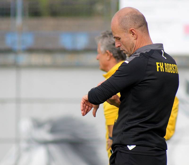 8. kolo FORTUNA ČFL, skupina A: FK Admira Praha - FK ROBSTAV Přeštice (na snímku fotbalisté ve žlutých dresech) 1:1 (0:1).