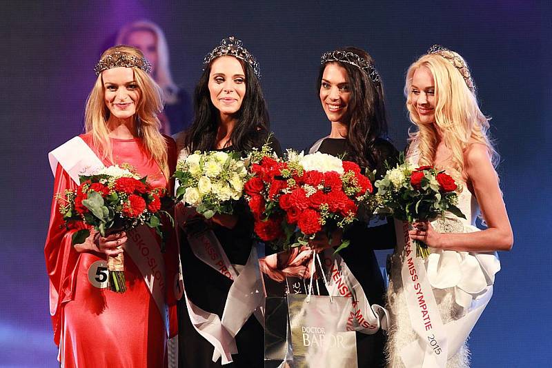 Zleva: Druhé místo obsadila Dominika Gajdošová, Česko-Slovenskou miss se stala Veronika Maléřová, třetí se umístila Barbora Fenclová a titul Miss sympatie si odnesla Veronika Robotková