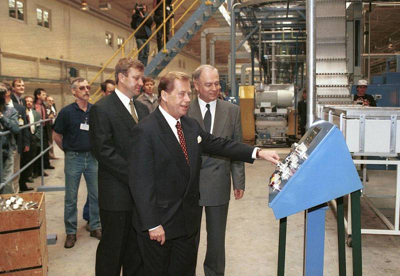 VE ŠKODOVCE. Jako tehdejší prezident zahájil Václav Havel v květnu roku 1996 provoz linky na výrobu hliníkových nápojových plechovek, kterou Škoda Plzeň vybudovala v Ejpovicích. Vpravo přihlíží generální ředitel Škody Plzeň Lubomír Soudek. 