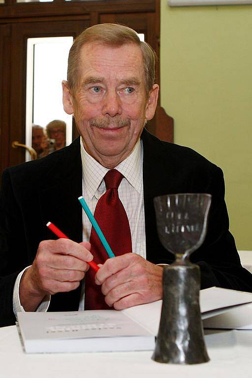 OCENĚNÍ. 20 let po revoluci získal Václav Havel v Plzni Cenu 1. června, navrhla jej tehdy Marcela Krejsová. 