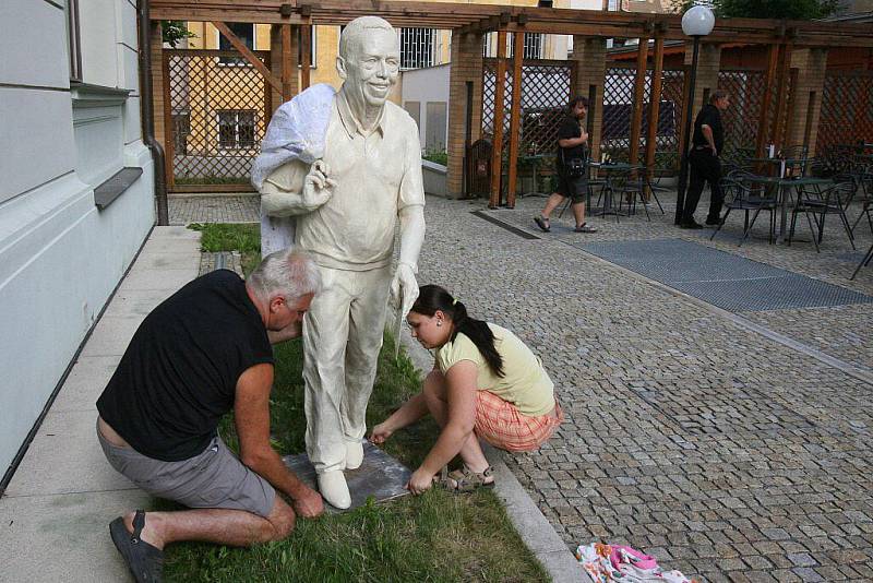 NEŽIVÝ. Studentka sochařství Barbora Daušová (vpravo) vytvořila loni sochu exprezidenta v životní velikosti. 