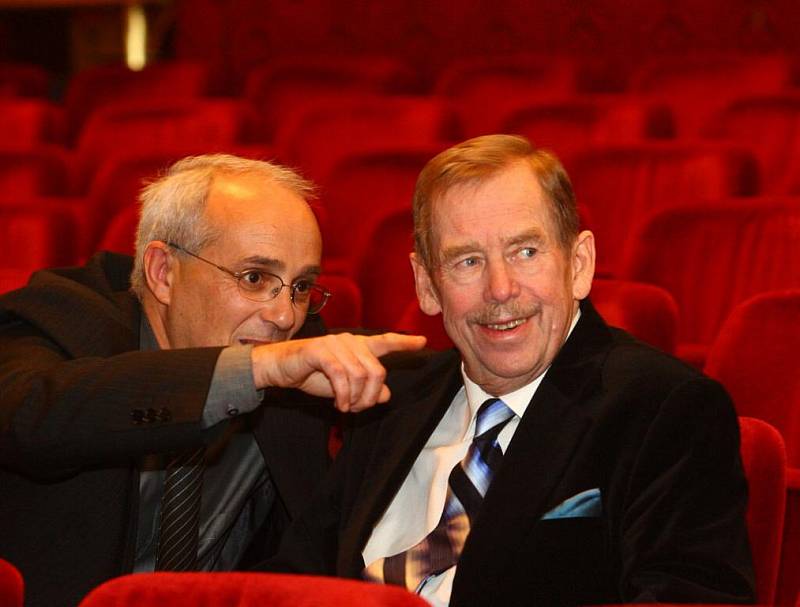ODCHÁZENÍ. V prosinci 2008 se Václav Havel osobně účastnil zkoušky své hry Odcházení v plzeňském Divadle Josefa Kajetána Tyla. Na snímku s ředitelem divadla Janem Burianem. 