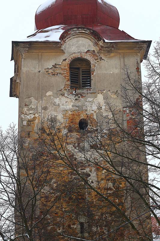 Původně farní, dnes filiální kostel Nejsvětější Trojice v Jezné na severním Plzeňsku je chráněnou kulturní památkou.