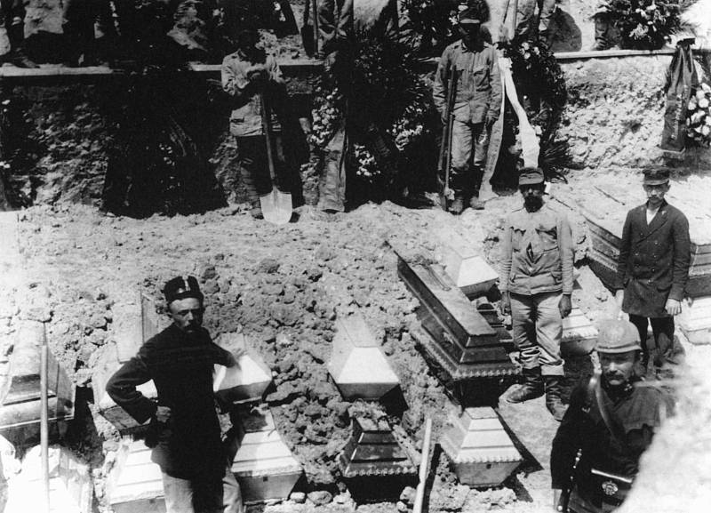 Pohřeb obětí výbuchu muničky na boleveckém hřbitově.