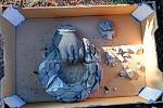Poškozená socha na hřbitově na Mikulášském náměstí