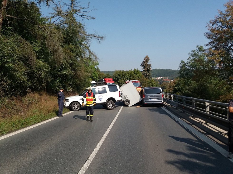 Plzeňský deník | Dopravní nehoda, při které koš horkovzdušného balonu spadl  z vozíku na pohřební vůz | fotogalerie