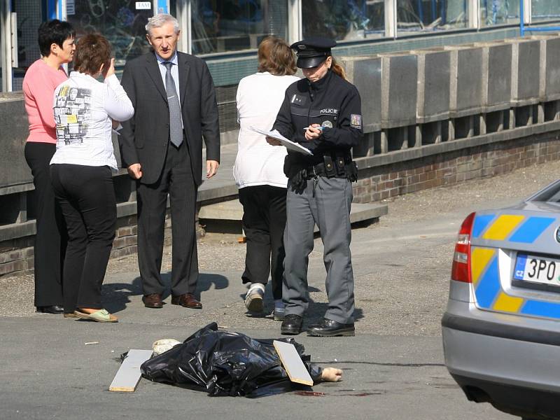 Pád z okna plzeňské invalidní dílny muž nepřežil