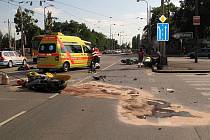 Smrtí motorkáře skončila nedělní srážka motorky s autobusem na křižovatce ulic Klatovská a Kaplířova