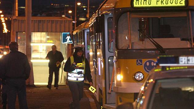 Co se u tramvajového ostrůvku přesně stalo, šetří i policie