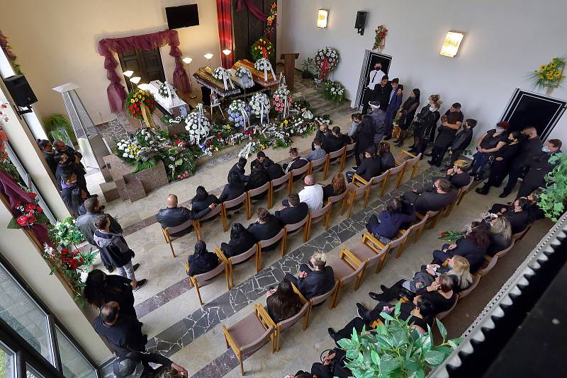 Rodina a blízcí se v pátek rozloučili s oběťmi tragické dopravní nehody osobního auta a vlaku u Kamenného Újezdu na Plzeňsku. Poslední rozloučení proběhlo na hřbitově v Nýřanech.