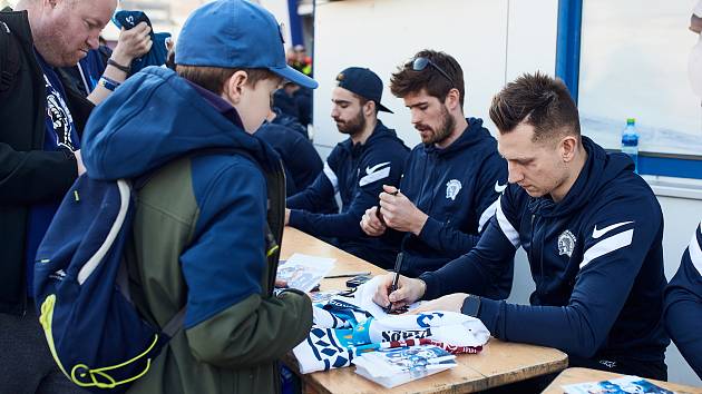 Autogramiáda hokejistů a trenérů HC Škoda Plzeň před zimním stadionem Logspeed Aréna CZ. Zprava Michal Bulíř, Peter Čerešňák a Lukáš Kaňák.