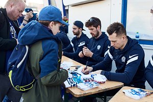 Autogramiáda hokejistů a trenérů HC Škoda Plzeň před zimním stadionem Logspeed Aréna CZ. Zprava Michal Bulíř, Peter Čerešňák a Lukáš Kaňák.