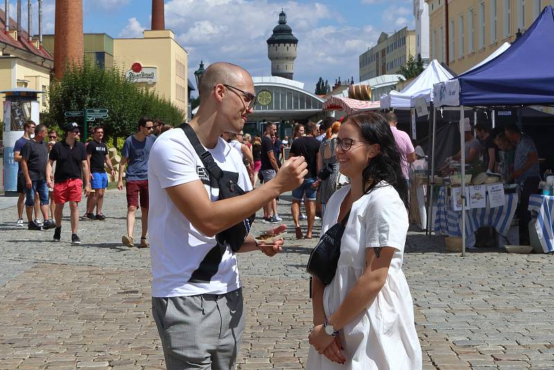 Návštěvníci gastrofestivalu Street Food Plzeň v pivovaru Prazdroj mohli ochutnat ze široké nabídky asijských specialit, čerstvých ryb, šťavnatých burgerů, tradičních pokrmů z dalekých zemí, ale i sladkých dezertů a plzeňského piva.