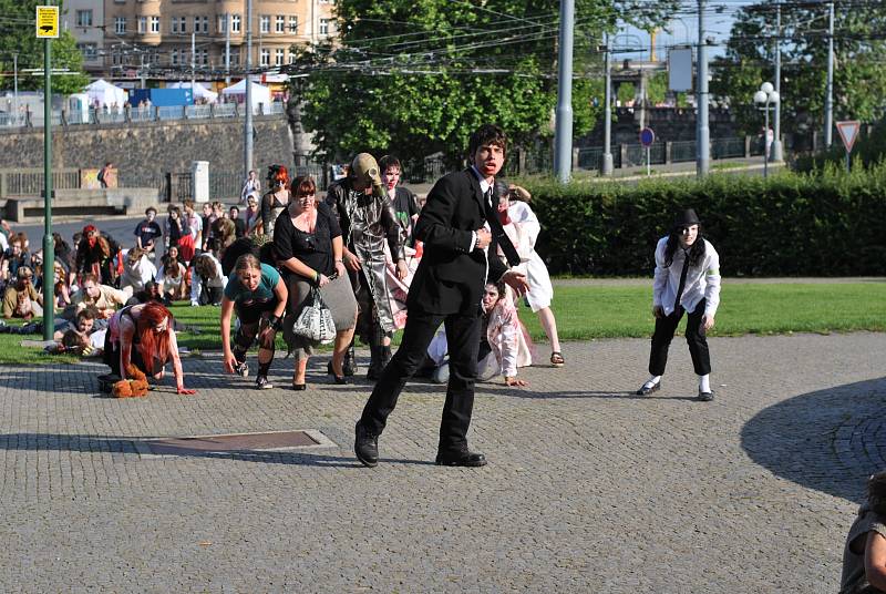 Populární zombie walk má za sebou další ročník. Na sto třicet účastníků prošlo Plzní, přímo během Dne Meliny Mercouri.