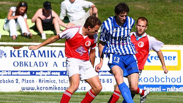 Ze zápasu Slavia Vejprnice (v červeném) - Strakonice.