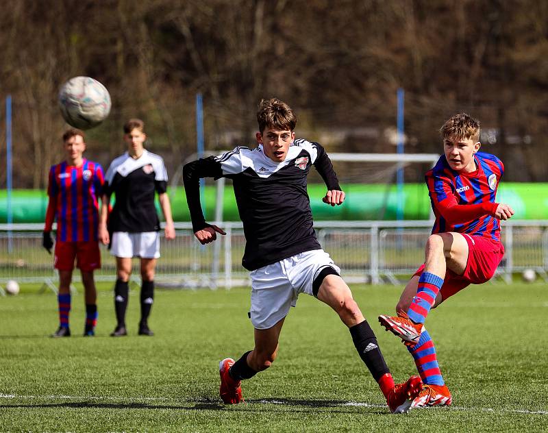 ČLD U17: Viktoria Plzeň B - Petřín Plzeň 3:0 (0:0).