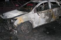 Auto Lexus při požáru úplně shořelo.