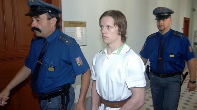 Tomáš Zelenka jde na dvanáct let do vězení. Z absolventa gymnázia se stal skoro vrah. Nožem totiž zaútočil na barmana v plzeňské Luně