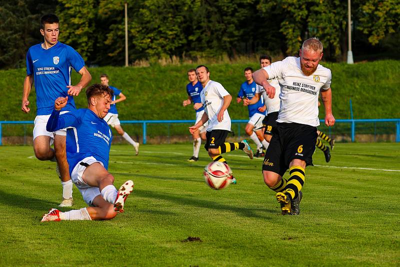 8. kolo krajského přeboru: SK Rapid Plzeň (na snímku hráčui v modrých dresech) - FC Chotíkov 1932 1:2 (0:1).