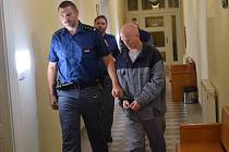 Radek Sobotka (vyšší) a Martin Voldřich u plzeňského soudu. Podle obžaloby posílal jeden druhému drogy do věznice v Plzni.