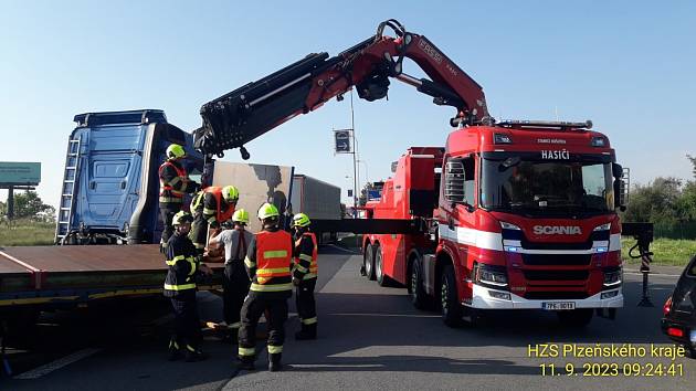 Návěs od tahače blokuje dopravu na Regensburgské ulici v Plzni