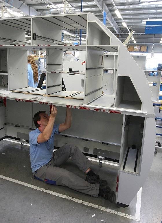 Výroba kuchyňských modulů a odpočinkových místností do letadel Airbus