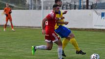 2. kolo FORTUNA divize A: SK SENCO Doubravka (žlutí) - SK Petřín Plzeň (hráči v červených dresech) 3:3 (1:1).